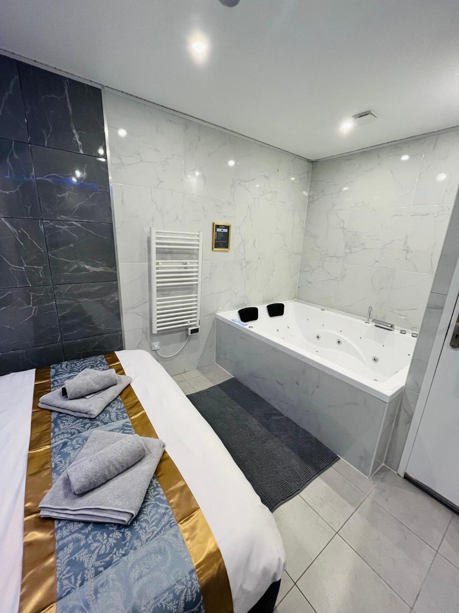 Room & Jacuzzi - Stade De France Saint-Denis  Buitenkant foto