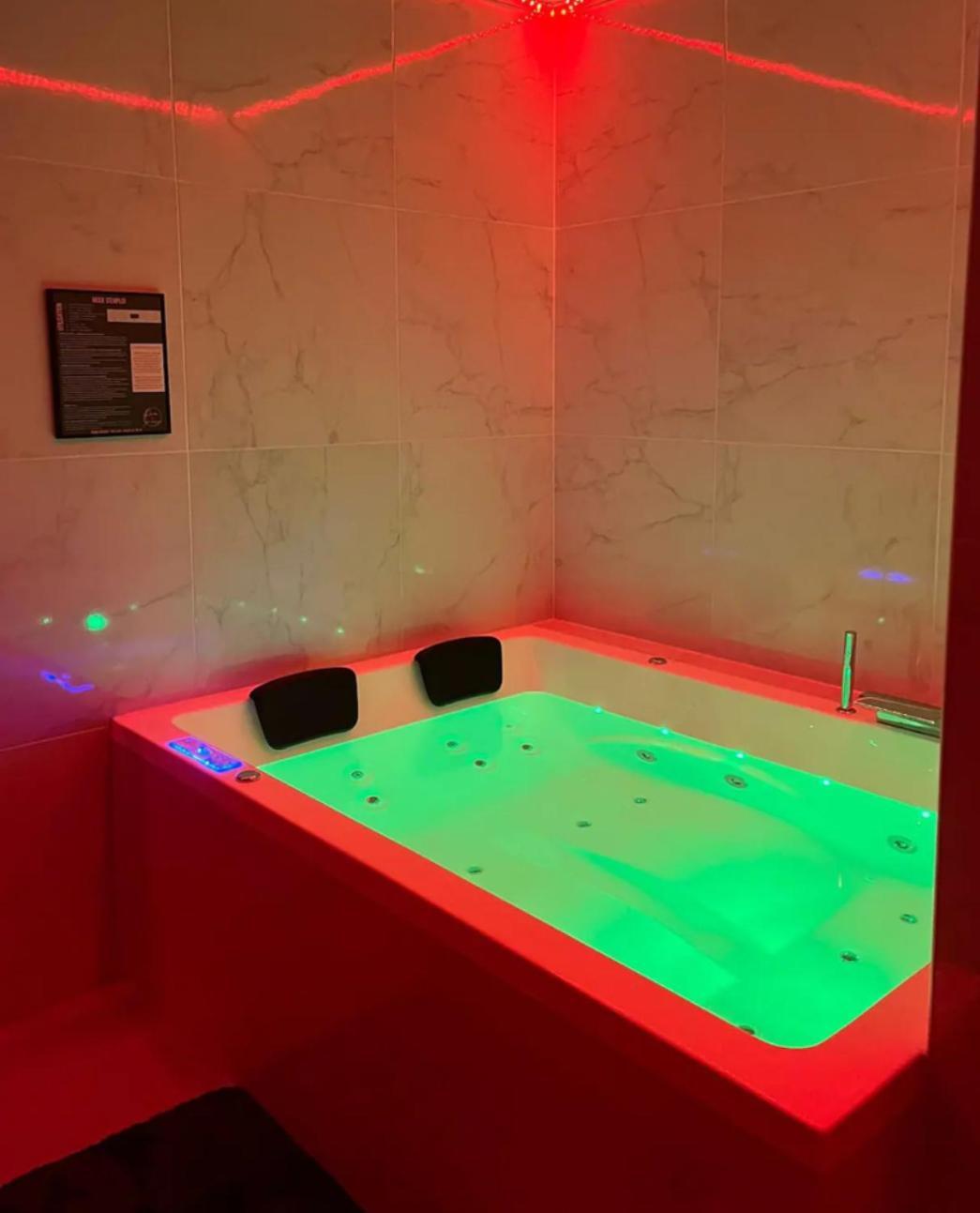 Room & Jacuzzi - Stade De France Saint-Denis  Buitenkant foto